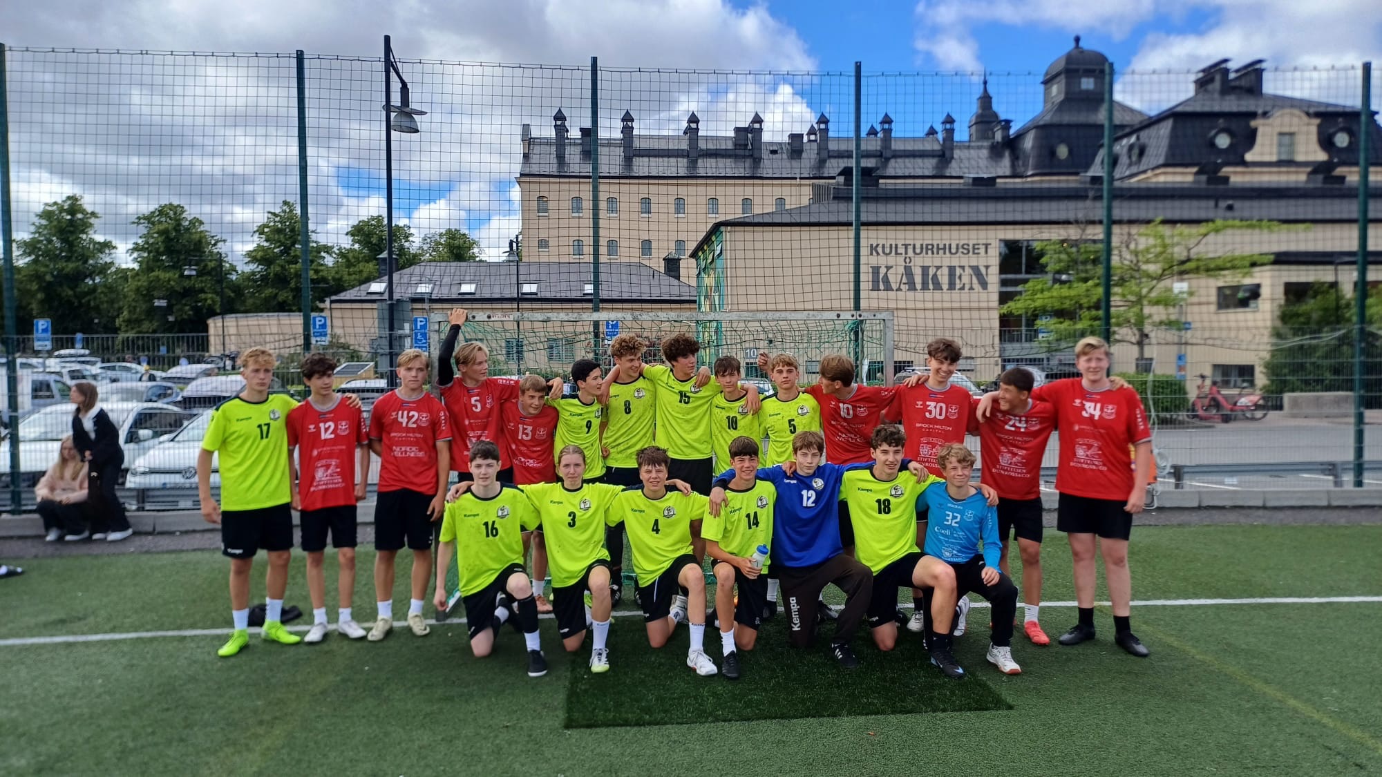 De u16 heeft vandaag hun tornooi afgerond. Ze speelden nog in de 16de en 8st finales. De eerste match was tegen een actieve tegenstander. Dit was een kleine verassing in het begin die ons op een achterstand bracht met 4 punten. Maar door mooi samenspel zijn er actief gaatjes gecreëerd met een uiteindelijke overwinning van 19 - 17.

2 de match was een zeer fysieke match, zware duels en een sterke keeper. Het was de hele match gelijk opgaand wat uiteindelijk heeft geleid tot de golden goal periode. We hadden de eerste aanval die we mooi hebben uitgespeeld maar door een zeer mooie save buiten gebouden. Eerste aanval met een klein gelukje (onderschepping in de handen van de pivot) zijn de tegenstanders tot scoren gekomen. Ondertussen staat deze tegenstander in de halve finale, we mogen dus trots zijn op het afgelegde parcours!!
💛🖤