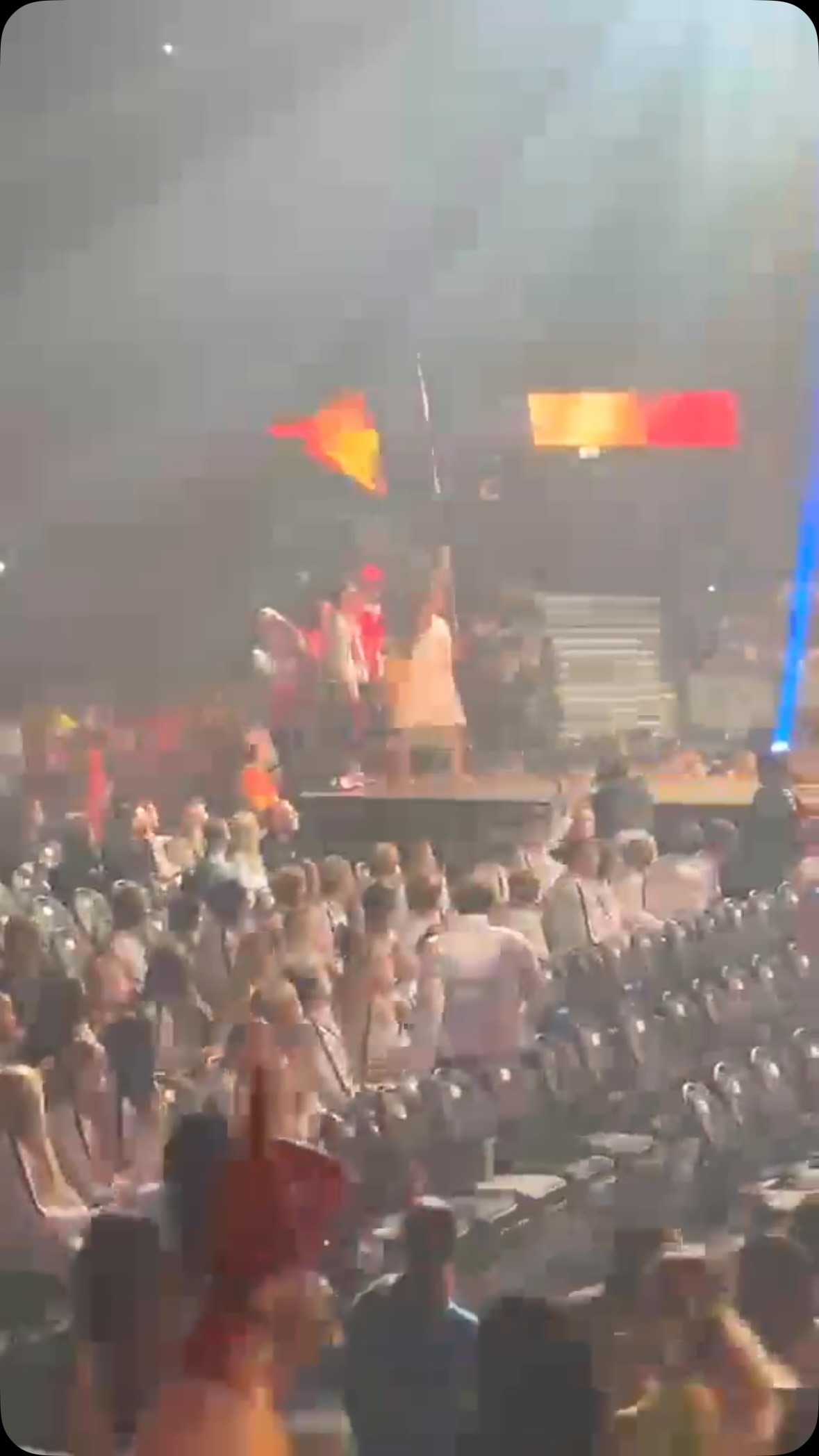 Onze J16 had de eer om België te vertegenwoordigen op de openingsceremonie van de Partillecup! Goed gedaan! 
💛🖤