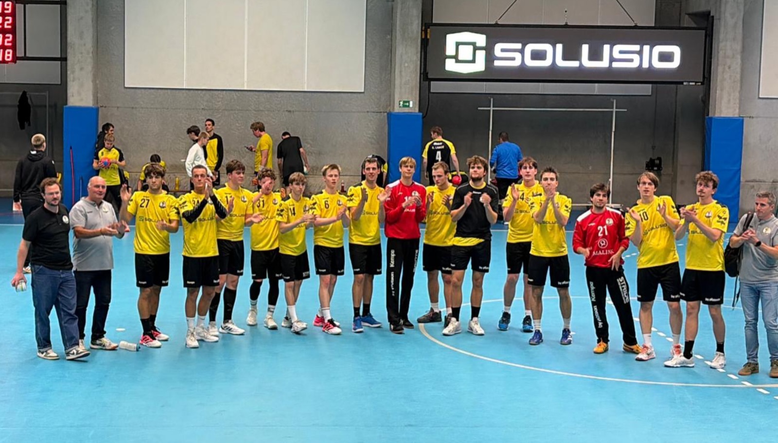 💛🖤 HEREN LIGA BEVESTIGEN TEGEN HESTIA BILZEN 💛🖤

Afgelopen zaterdag spoelden onze Heren Liga de mindere match van de week voorheen door met een sterke collectieve prestatie tegen Hestia Bilzen. DBG blijft zo meedraaien in de bovenste regionen van Liga 1. 

Van bij de eerste fluitsignaal komt DBG met veel goesting uit de startblokken. Thomas Lesage zet meteen de toon: met een paar verschroeiende uithalen vanop de achterlijn bouwt hij eigenhandig een kleine voorsprong uit, die Gent niet meer uit handen zal geven. Achterin maken vooral Arne en Felix indruk, hun rechtstreekse tegenstanders hebben zichtbaar moeite met de intensiteit waarmee de jonge snaken verdedigen. Gestaag weet Don Bosco de voorsprong puntje per puntje uit te bouwen. De ruststand van 20-13 is veelzeggend: het aanvalsspel loopt als een trein terwijl Bilzen niet kan aanklampen door de sterke, collectieve verdediging van DBG.

In de pauze pleitten de coaches vooral voor meer van hetzelfde, om Bilzen niet terug in de match te laten komen. DBG begint opnieuw sterk en kan halverwege de tweede helft, onder voortdurende aanvallende impulsen van Karel en Thomas, de voorsprong tot een comfortabele 10 doelpunten uitbouwen. Bilzen kan rekenen op een minder grote bank en de vermoeidheid lijkt in het laatste kwart zijn tol te eisen. Gérard, Johan en Andreas zien het moment dus geschikt om flink door te wisselen, zo kunnen alle spelers hun minuten maken en velen een doelpuntje meepikken. Ook oudgediende Thomas Martens kan, na een lange blessure, zijn langverwachte rentrée maken bij de Ligaploeg. DBG trekt met een sterke ploegprestatie de, overigens zeer faire, match uiteindelijk ruim over de streep. Eindstand 36-23. 

Speelden voor DB Gent: Arne Van Overvelt (3), Karel Heyndrickx (6), Pepijn Neirynck (2), Lucas Leys, Wouter Koppen (1), Ferre Derave (1), Simon Evers (k), Simon Vanakker (1), Thomas Martens, Sil Allaert (k), Lode Vertongen (9), Felix Bouzoumita (2), Wannes D’Hollander, Thomas Lesage (7), Milo Gillis (2)