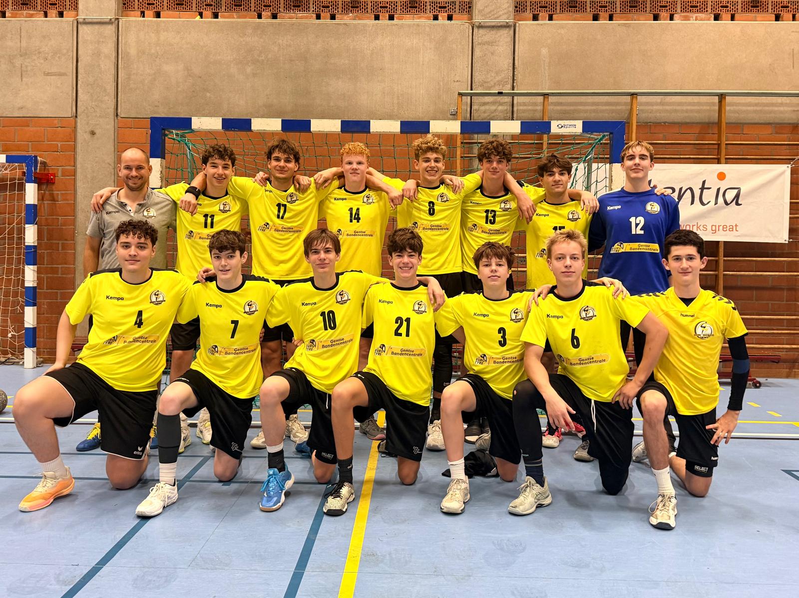 J18 plaatst zich ongeslagen voor de eindronde. De jongens stegen bij momenten boven zichzelf uit. Er zat vaart in het spel. De keeper stond er. Kortom: we zagen mooi handbal. En het resultaat mag er zijn na deze mooie, collectieve prestatie.

Hartelijk dank aan @handbalclubevergem voor de organisatie van het toernooi!
💛🖤