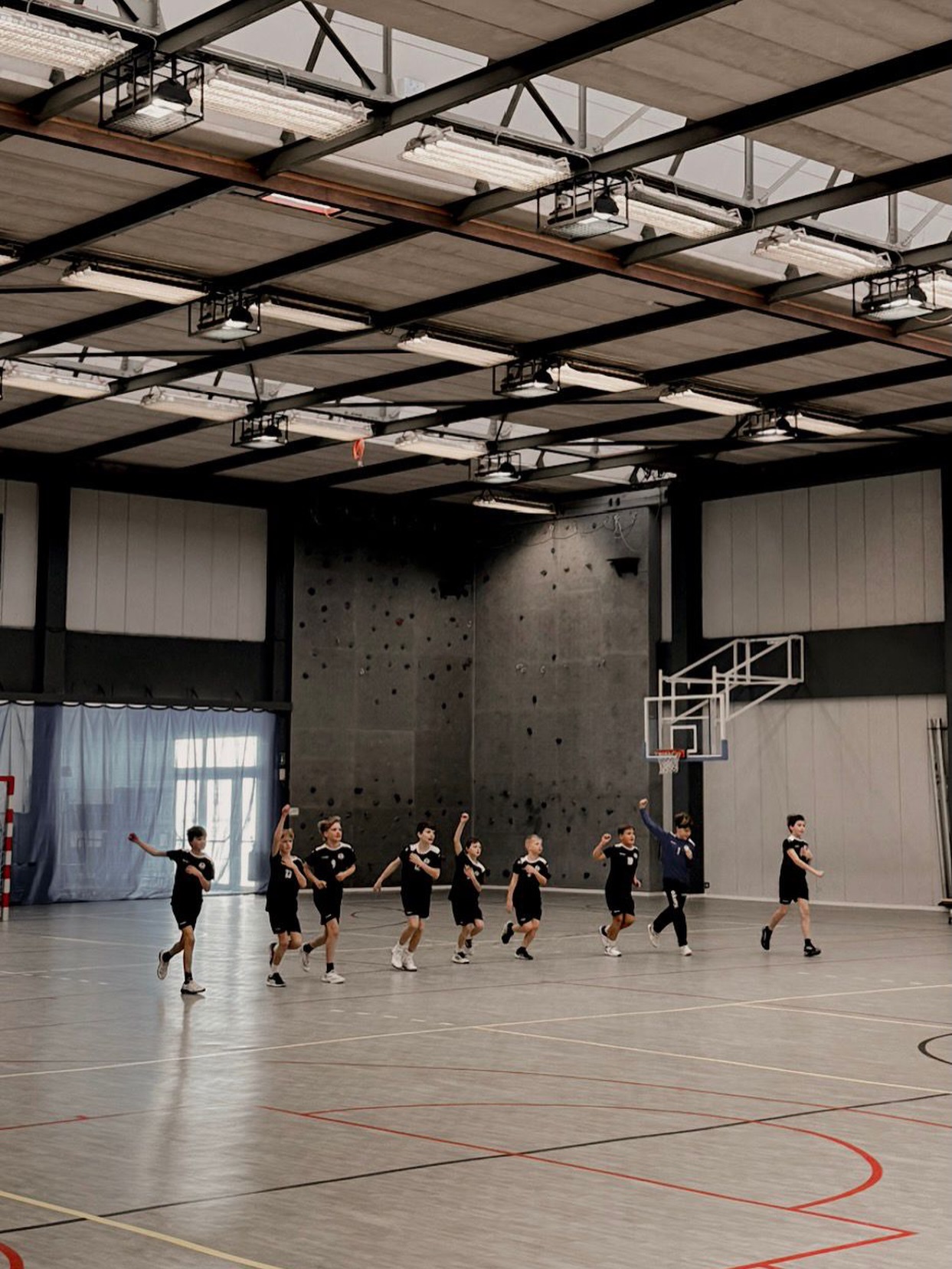 De ‘rode’ J12-ers staken zondag de taalgrens over om het ‘grote’ @hcmouscron te bekampen. En groot waren ze - gemiddeld een kop groter - maar dat kan al eens gebeuren als je in de J14 reeks meedoet. De jongens startten meteen heel sterk en liepen snel enkele doelpunten uit. Die grote jongens hadden het knap lastig met onze snelle beweeglijke spelers. Moeskroen posteerde hun grootste speler op pivot en werd soms heel hoog aangespeeld, waartegen we weinig konden beginnen. Al deed Bas het meer dan uitstekend. Ondertussen schudde Pepijn de ene schijnbeweging na de andere uit zijn heupen en scoorde zo enkele mooie doelpunten, of gaf assists zodat ook Loic, Vic en Felix hun doelpuntje meepikten. Voor Staf was het wroeten tussen die grote jongens op pivot, maar hij etaleerde zijn bewegelijkheid en lokte zo enkele strafworpen uit. Na de rust bouwde DBG zijn voorsprong stelselmatig uit en zelfs een bloedneus na een hard contact kon Kasper niet stoppen, ook hij zette af en toe zijn tegenstander eens in de wind of gaf een mooie assist aan Louis die ondertussen de taak van spelverdeler op zich had genomen en het spel heel mooi verdeelde. Ondertussen probeerde Moeskroen toch dichterbij te komen, maar indien ze alleen voor doel kwamen, moesten ze doelman Jeroom nog passeren en dat lukte niet altijd. Eindstand 27-40. Een heel sterke collectieve prestatie van deze jonge kerels. Forza DBG.
💛🖤