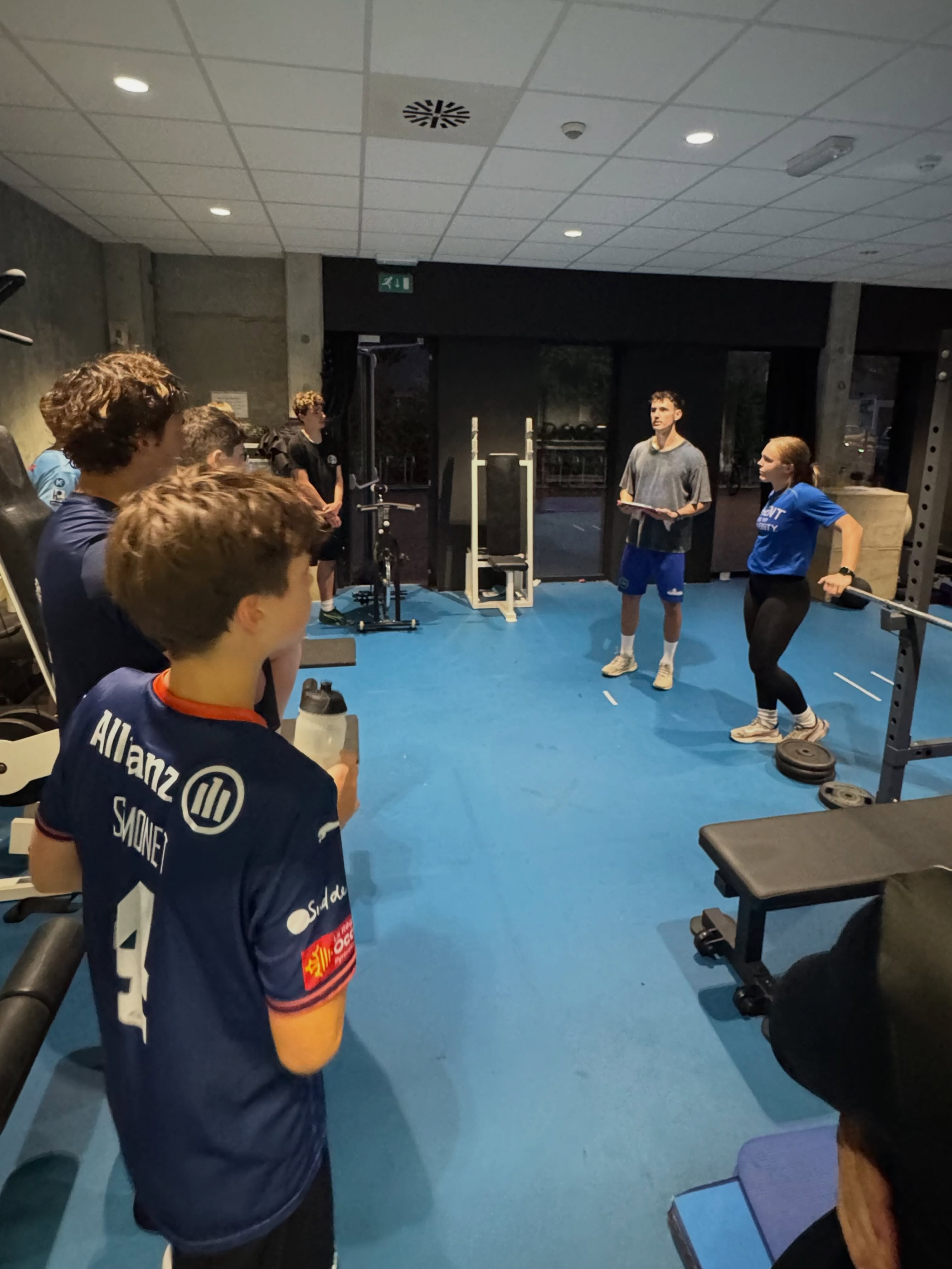💛 Professional Physical Coaching meets DBG 💪🖤

(NL-versie onderaan)
Over the past few years, our U18, Men’s and Women’s senior teams have benefited from professional physical coaching, an important part of the continued development of our players and teams.

We are very grateful for the strong foundations that have been built in recent years and for the work that continues today. The impact is clear: we see a significant improvement in the overall strength and physical development of our players.

This season, we are happy to welcome Giorgio (@sbaldoz)and Sara (@declercqsara) to continue building on those foundations. Both bring valuable coaching experience and will support our players through a combination of individual coaching and group sessions.

Their approach includes personalized training plans, adapted to our players and aligned with the training and match load of our teams. This allows us to work on strength, performance and physical development in a structured and responsible way throughout the season.

Welcome to DBG, Giorgio and Sara! We’re looking forward to a strong season together. 

NL:
De afgelopen jaren konden onze U18, Heren 1 en Dames 1 rekenen op professionele fysieke begeleiding, een belangrijk onderdeel van de verdere ontwikkeling van onze spelers en teams.

We zijn erg dankbaar voor de sterke fundamenten die de voorbije jaren zijn gelegd en voor het werk dat vandaag wordt verdergezet. De impact is duidelijk merkbaar: we zien een aanzienlijke vooruitgang in de algemene kracht en fysieke ontwikkeling van onze spelers.

Dit seizoen verwelkomen we met veel plezier Giorgio en Sara om verder te bouwen op die fundamenten. Beiden brengen heel wat coachingervaring mee en zullen onze spelers begeleiden via een combinatie van individuele coaching en groepstrainingen.

Hun aanpak omvat gepersonaliseerde trainingsschema’s, afgestemd op onze spelers en op de trainings- en wedstrijdbelasting van onze teams. Zo kunnen we gedurende het hele seizoen op een gestructureerde en verantwoorde manier werken aan kracht, prestaties en fysieke ontwikkeling.

Welkom bij DBG, Giorgio en Sara! We kijken uit naar een sterk seizoen samen. 💛🖤