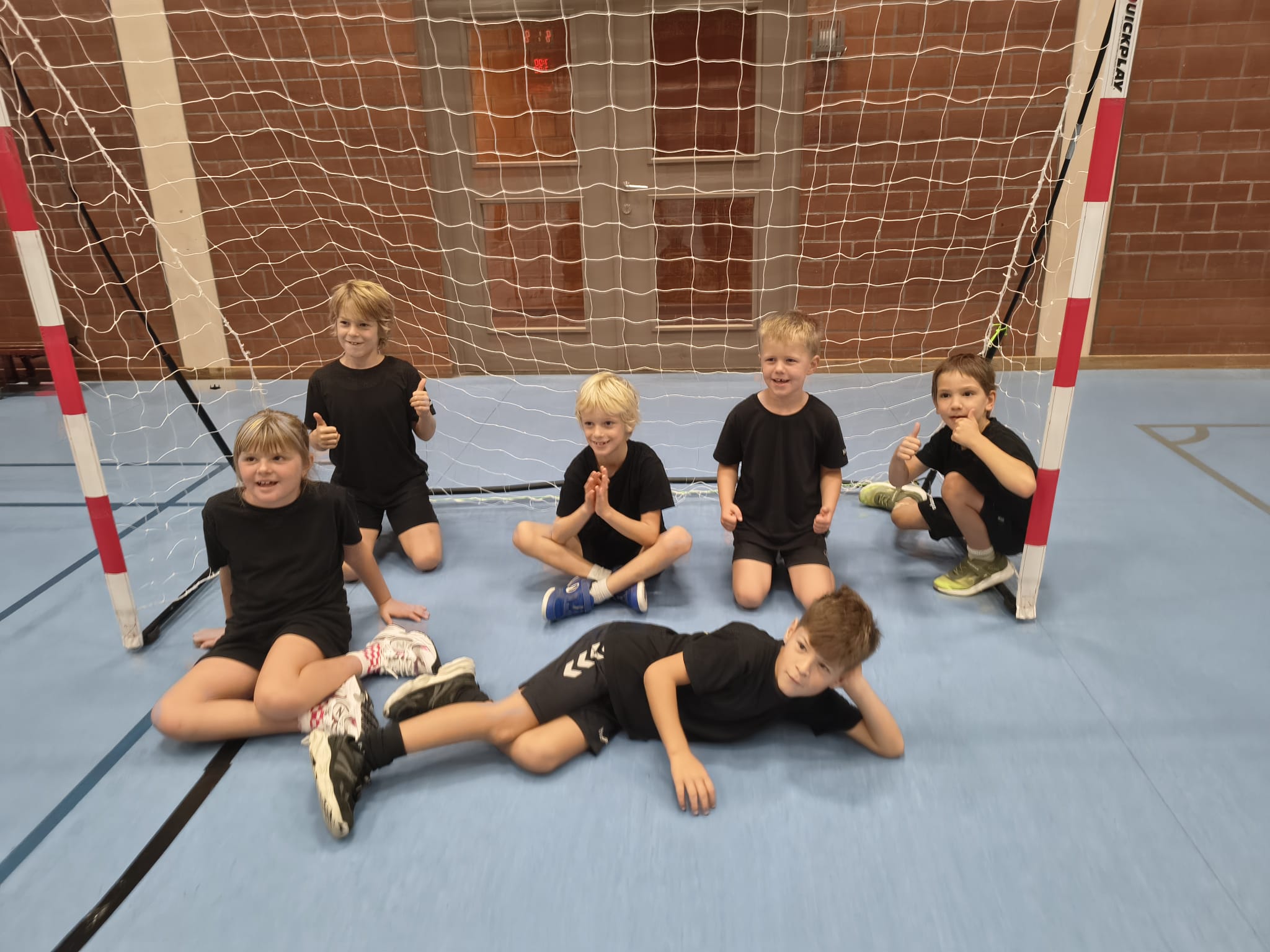 Eerste tornooitje voor onze Don Bosco U8 🤾‍♀️🤾‍♂️

Onze Don Bosco U8-spelertjes trokken voor hun eerste tornooitje van het jaar naar de buren van Evergem. Voor sommigen was het nog wat wennen aan het wedstrijdgebeuren, terwijl anderen vanaf de eerste minuut helemaal klaar waren om voluit de strijd aan te gaan.

En wat een leuke eerste kennismaking met het nieuwe handbaljaar werd het! Onze spelertjes lieten zien dat ze al heel wat in hun mars hebben. Er werd volop gelopen, samengespeeld en gezocht naar elkaar. Iedereen kreeg de kans om zich te tonen en iedereen wist ook minstens één keer de weg naar het doel te vinden. Een mooie beloning voor het harde werk en vooral een teken dat iedereen zijn steentje bijdroeg.

Ook verdedigend werd er heel wat bijgeleerd. Voor velen was het een eerste ervaring met verdedigen op wedstrijdniveau, en stap voor stap begonnen ze te ontdekken hoe ze hun tegenstander konden volgen, ruimte konden dichtlopen en samen verdedigen. Er werd geluisterd, geprobeerd, bijgestuurd en vooral veel geleerd.

En dan was er natuurlijk nog de uitdaging tussen de palen! Onze U8'ers namen ook plaats in doel en deden dat super. Met de nodige moed en enthousiasme namen ze hun verantwoordelijkheid op en ontdekten ze dat ook keepen een belangrijk én leuk onderdeel van handbal is. 👏

Dit alles gebeurde onder de vakkundige begeleiding van Griet en Matthias, die de spelertjes voortdurend coachten, bijstuurden en aanmoedigden. Met de juiste tips op het juiste moment zorgden zij ervoor dat iedereen kon groeien en vooral veel plezier beleefde aan het spelen.

Een bijzonder leuke eerste ontmoeting van het jaar dus, met veel lachende gezichten, mooie acties en vooral heel veel goesting om verder te groeien. Een veelbelovende start van wat hopelijk een topjaar vol handbalplezier, teamwork en mooie momenten wordt! 💛🖤🤾‍♀️🤾‍♂️