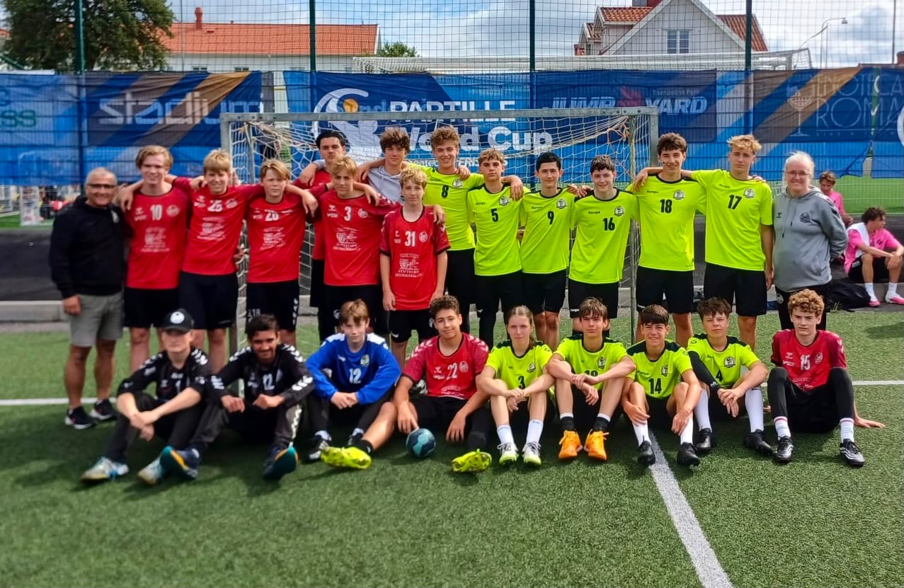 De J16 wint eerste wedstrijd in Zweden van BK Heid. Tegen de lokale ploeg uit Göteborg werd het 15-13.
💛🖤