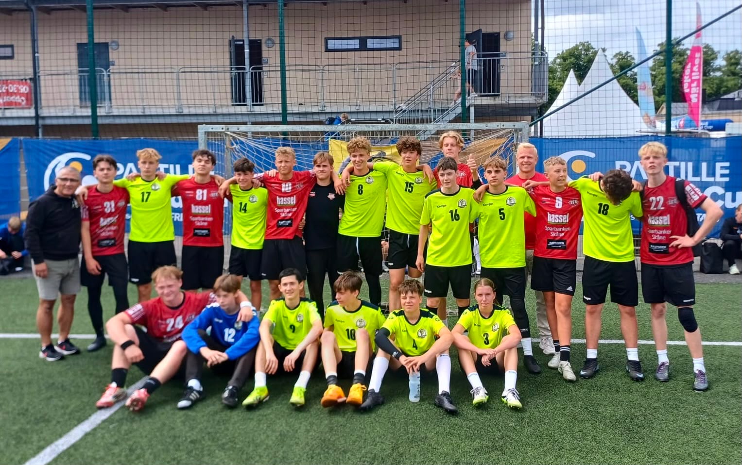De tweede wedstrijd eindigde na een sterke partij opnieuw op 15-13. Dit keer wel in het nadeel van DBG Tegenstander was IFK Ystad uit het uiterste zuiden van Zweden.  De eerste dag zit erop en ze hebben hun start dus niet gemist. Nu wat uitrusten om vanavond te schitteren op de openingsceremonie.
💛🖤