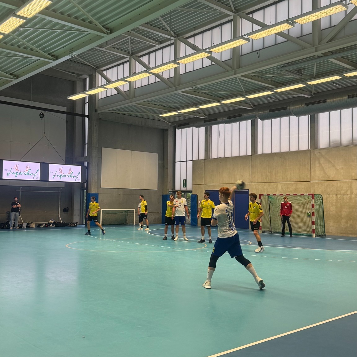 💛 HEREN 2 MOET MEERDERE ERKENNEN IN STERK MERKSEM 🖤

Na de overwinning tegen Sasja stond Heren 2 in Liga 1 voor een stevige nieuwe opdracht. Coach Johan had zijn troepen vooraf gewaarschuwd voor de kwaliteiten van HC Olse Merksem: de start missen was geen optie. Toch gebeurde net dat.

Na amper drie minuten keken de geelhemden al tegen een 1-4 achterstand aan. Zowel aanvallend als verdedigend ontbrak het aanvankelijk aan scherpte en Merksem profiteerde daar meteen van.

Maar Gent herpakte zich. Na enkele tactische ingrepen kwam er meer organisatie in het spel en begon de achtervolging. De aanval draaide beter, de kloof werd stap voor stap weggewerkt en vlak voor de rust was alles opnieuw mogelijk: 21-22.

De boodschap voor de tweede helft was duidelijk: scherp uit de kleedkamer komen.

Maar opnieuw was het Merksem dat het best aan de helft begon. Gent liet kansen liggen en tegen een ploeg met zoveel snelheid wordt dat genadeloos afgestraft. De bezoekers schakelden razendsnel om en liepen opnieuw uit.

Heren 2 bleef strijden, maar slaagde er niet meer in om de wedstrijd opnieuw naar zich toe te trekken. Na zestig minuten stond een doelpuntrijke 36-44 op het bord.

Een nederlaag waar vooral lessen uit getrokken moeten worden. Op bepaalde momenten liet Gent zien dat het absoluut kon wedijveren met een sterke tegenstander, maar over zestig minuten ontbraken de maturiteit, efficiëntie en constante scherpte om daar ook punten aan over te houden.

Geen man overboord. Leren, groeien en opnieuw vooruit. Volgende opdracht: Dendermonde. 💛🖤

Speelden voor DBG: Lode Vertongen (6), Thomas Lesage (5), Karel Heyndrickx (5), Tim Vancauwenberghe (4), Felix Bouzoumita (4), Arne Van Overvelt (3), Ferre Derave (3), Wannes Dedain (2), Simon Vanakker (1), Wouter Koppen (1), Lucas Leys (1), Bartel Vertongen, Pepijn Neirynck, Arthur Collier, Sil Allaert (k) en Simon Evers (k).