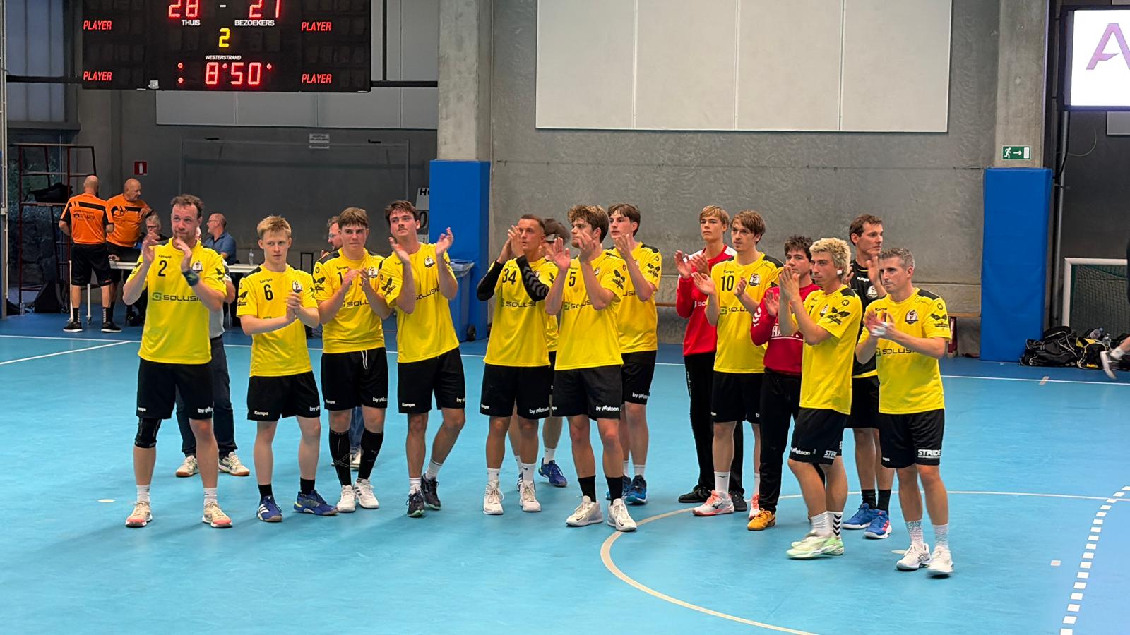 💛 HEREN 2 HOUDT DE PUNTEN THUIS TEGEN SCHOTEN 🖤

Onze Heren 2 kreeg in Liga 1 @hcschoten over de vloer. Coach Johan kon opnieuw rekenen op enkele terugkerende soldaten en zette zijn troepen voor de wedstrijd op scherp met een arsenaal aan vlijmscherpe metaforen. De opdracht was duidelijk: samen ten strijde. ⚔️

De wedstrijd begon gelijkopgaand. Gent probeerde een eerste kloof te slaan, maar slordigheden in de aanval en fouten in de verdediging zorgden ervoor dat Schoten telkens opnieuw kon aanklampen. Verder dan vier doelpunten raakte Don Bosco voor de rust niet weg.

Ook de vele tijdstraffen maakten het er niet eenvoudiger op. Gent moest meermaals met een man minder verder en stond op een bepaald moment zelfs met twee spelers minder op het veld. Toch hield de ploeg stand en ging ze met een 17-13 voorsprong de kleedkamer in.

Na de pauze kwamen beide ploegen opnieuw scherp uit de startblokken. De strijd bleef stevig en ditmaal kreeg ook Schoten af te rekenen met uitsluitingen. Plots stonden de bezoekers nog met vier veldspelers op het terrein. Don Bosco kon de numerieke meerderheid niet volledig uitbuiten, maar hield de wedstrijd wel onder controle.

Geen perfecte veldslag dus, maar de punten bleven waar ze moesten blijven: in Gent. 💛🖤

En de belangrijkste les van de avond? We strijden als één bataljon, niet als een verzameling afzonderlijke officieren. Boodschap begrepen, coach Johan. 🫡

Speelden voor DB Gent: Simon Evers (0), Tim Vancauwenberghe (2), Wannes Dedain (4), Karel Heyndrickx (3), Pepijn Neirynck (0), Lode Vertongen (6), Wouter Koppen (2), Ferre Derave (3), Gérard Sovet (2), Thomas Martens (0), Sil Allaert (0), Bartel Vertongen (0), Thomas Lesage (6), Milo Gillis (0)