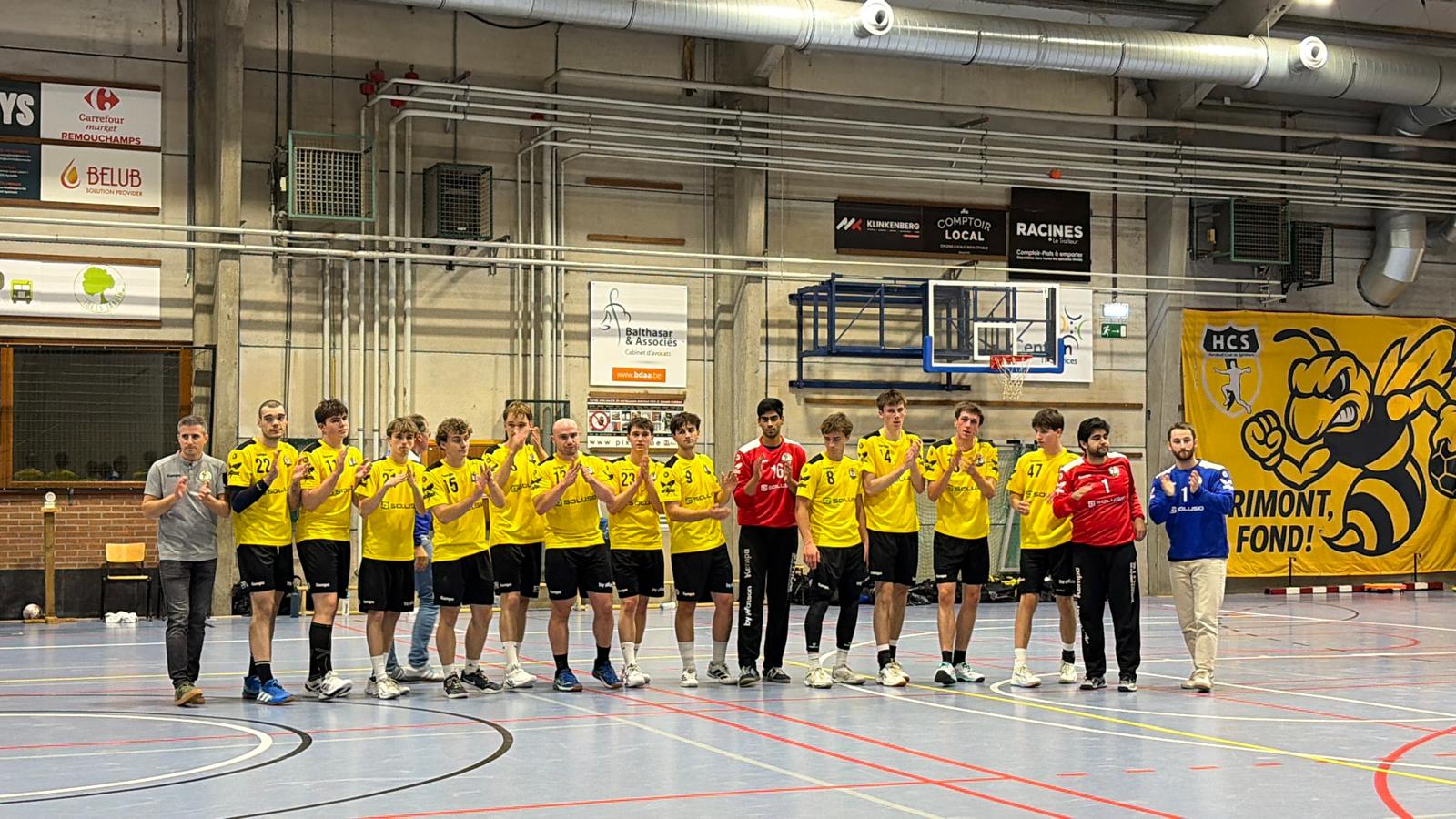 💛 HEREN 1 STRUIKELT OP VERPLAATSING BIJ SPRIMONT 🖤

HC Sprimont 29 – 28 Don Bosco Gent

Een wedstrijd met twee gezichten voor onze Heren 1. Na een sterke eerste helft, waarin de Gentenaren lange tijd de bovenhand hadden, draaide HC Sprimont de wedstrijd alsnog om. Het resultaat? Een zure nederlaag met het kleinste verschil.

STERKE START, VERDIENDE VOORSPRONG

Onze geelhemden begonnen met de juiste intensiteit aan de wedstrijd. Aanvallend vonden we vlot de weg naar doel en verdedigend werd er stevig gewerkt. Met Kobe en Keaton als belangrijke afwerkers hield Don Bosco de thuisploeg op afstand.

Ook doelman Shahrad speelde een uitstekende eerste helft. Met enkele knappe reddingen zorgde hij ervoor dat Gent zijn voorsprong kon vasthouden.

Bij de rust stond er een verdiende 16-18 op het scorebord.

SPRIMONT SLAAT TERUG

Na de pauze kregen we een ander wedstrijdbeeld. Sprimont schakelde over naar een goed georganiseerde 5-1-verdediging, waarmee onze aanvallende automatismen steeds vaker werden verstoord.

Waar het samenspel in de eerste helft nog vlot verliep, werd het nu moeilijker om openingen te vinden. De thuisploeg rook zijn kans en knabbelde stelselmatig aan onze voorsprong.

Gelukkig konden we ook in de tweede helft rekenen op uitstekend keeperswerk. Rahul nam het stokje over van Shahrad en hield met belangrijke reddingen onze ploeg in de wedstrijd.

SPANNING TOT DE LAATSTE SECONDE

De slotfase werd een ware thriller. Sprimont had de wedstrijd ondertussen naar zich toe getrokken, maar onze Gentenaren weigerden zich gewonnen te geven.

Dankzij een knappe steal van Keaton kregen we in de absolute slotfase nog een uitgelezen kans om de bordjes gelijk te hangen. Helaas konden we die laatste mogelijkheid niet verzilveren.

Een pijnlijke nederlaag tegen een sterk Sprimont. Het was zeker niet onze beste wedstrijd, maar eentje waaruit we belangrijke lessen kunnen trekken.

Ruststand: 16-18
Eindstand: 29-28

REVANCHE IN GENT

De punten blijven deze keer in Sprimont, maar het vertrouwen blijft intact. We weten waartoe deze groep in staat is en kijken nu al uit naar de terugwedstrijd in eigen huis.
💛🖤